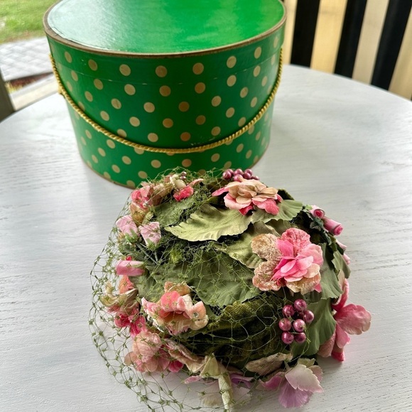 BERESFORD,WOMENS ROUND PILLBOX HAT WITH PINK VELVET FLOWERS & DARK GREEN LEAVES. - Picture 3 of 11